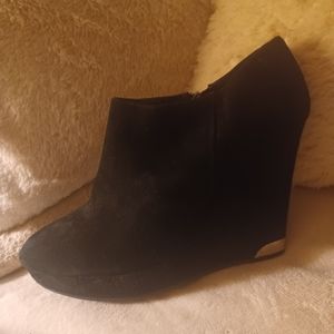 VINCE CAMUTO WEDGE BLACK BOOTIES / SIZE 10